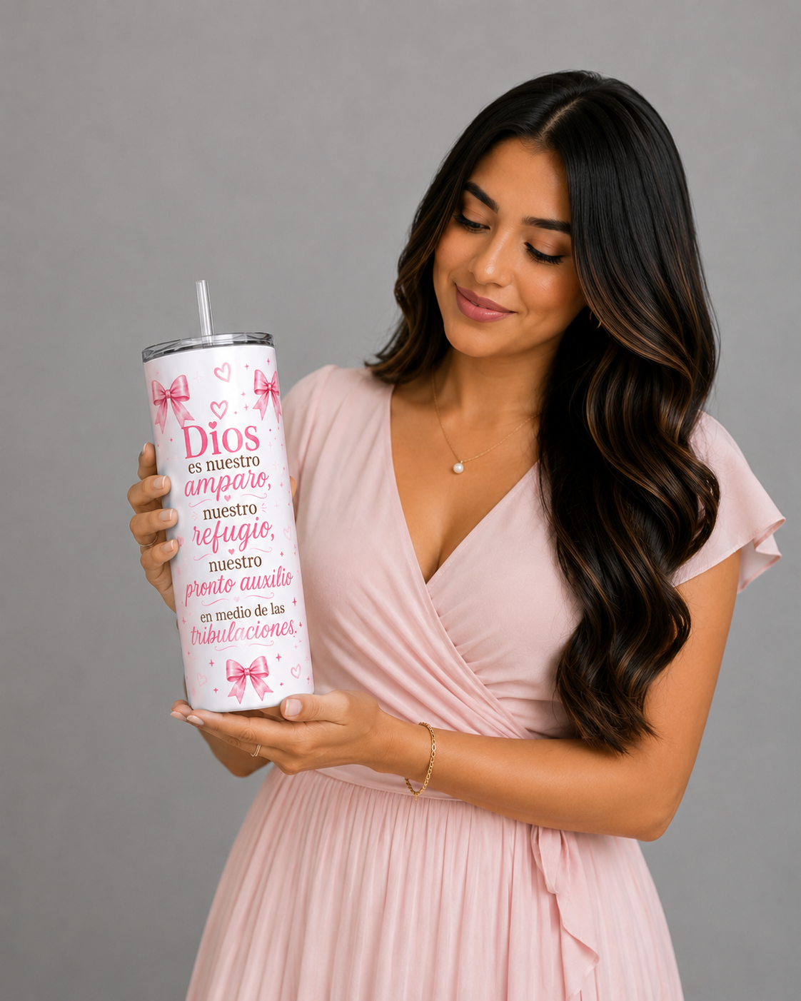 Vaso Térmico Cristiano de 20 oz | Dios es Nuestro Amparo, Nuestro Refugio | Diseño Elegante con Lazos Rosados | Regalo para Muje