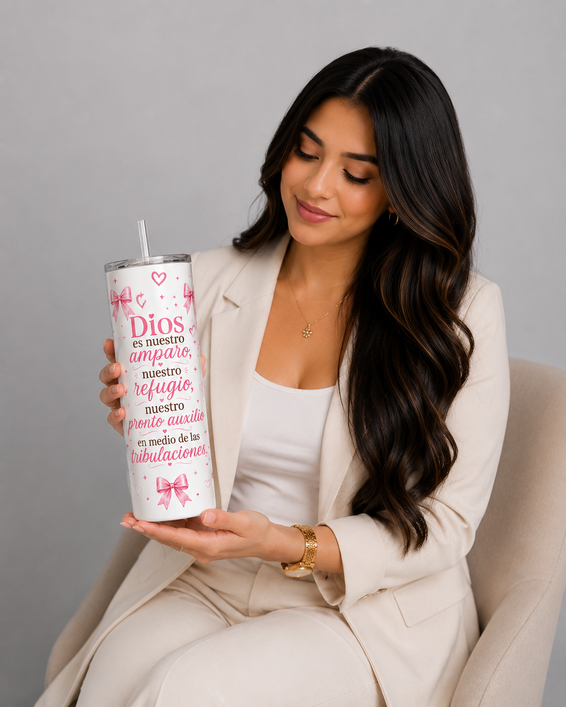 Vaso Térmico Cristiano de 20 oz | Dios es Nuestro Amparo, Nuestro Refugio | Diseño Elegante con Lazos Rosados | Regalo para Muje
